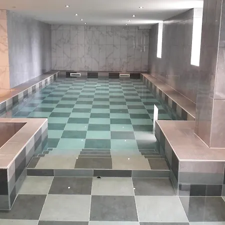 50 Personnes Avec Piscine Et Terrain De Tennis Et Basket
